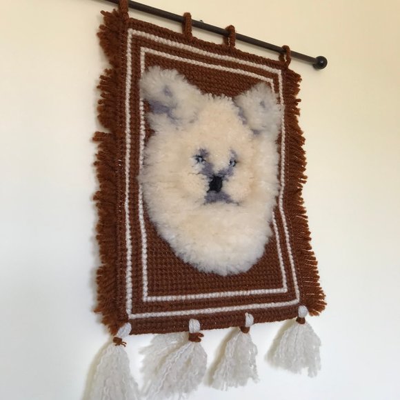 Hand Woven & Latch Hooked Tapestry Wall Hanging Vintage Polar Bear? Dog? 16x24" - Picture 4 of 7